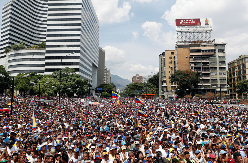 © Reuters. آلاف يبدأون احتجاجات ضد رئيس فنزويلا وخلاف بين أمريكا وروسيا