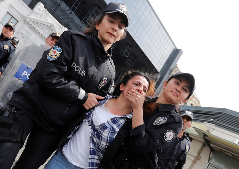 © Reuters. تركيا تعتقل 137 شخصا في مظاهرات باسطنبول في عيد العمال