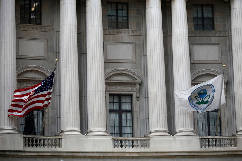 © Reuters. FILE PHOTO: Flags fly outside the EPA headquarters in Washington