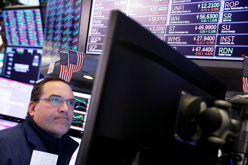 © Reuters. Operador trabalha na Bolsa de Valores de Nova York