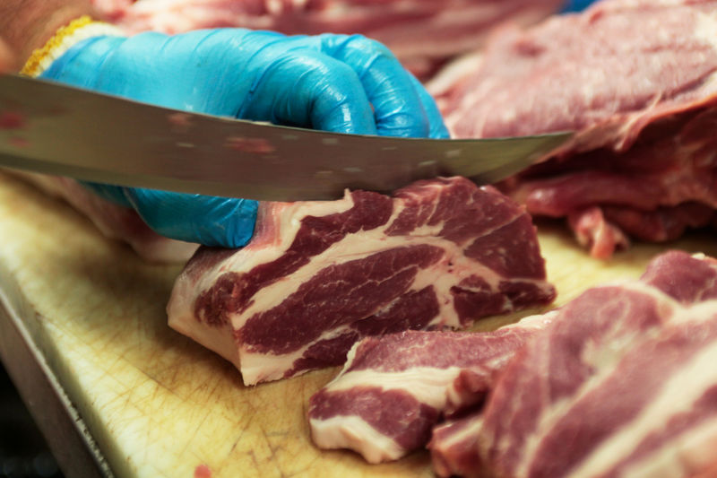 © Reuters. Canadian pork shoulders on a butcher's counter at North Hill Meats in Toronto