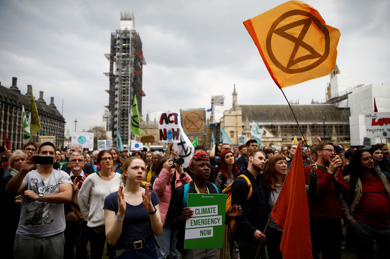 © Reuters. لجنة: على بريطانيا تشديد هدف التخلص من انبعاثات الاحتباس الحراري بحلول 2050
