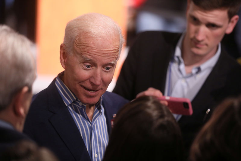 © Reuters. U.S. Democratic presidential candidate Biden greets people in the crowd after a campaign stop in Des Moines, Iowa