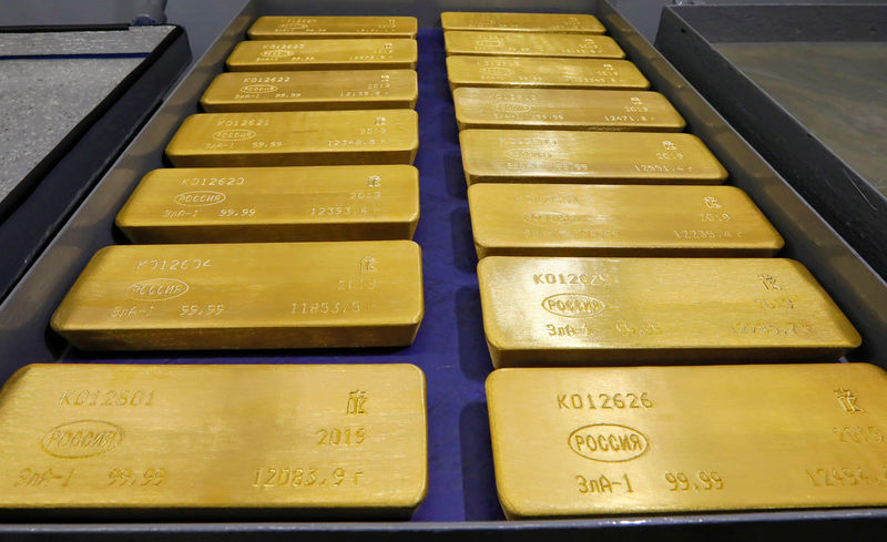 © Reuters. FILE PHOTO: Marked ingots of 99.99 percent pure gold are placed in a cart at a plant of Krastsvetmet in Krasnoyarsk