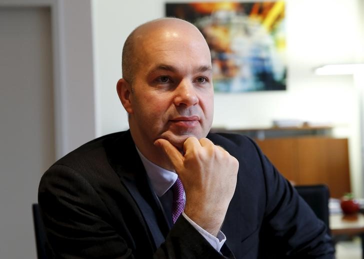 © Reuters. Marcel Fratzscher, chairman of the German Institute for Economic Research, speaks during an interview with Reuters in his office in Berlin, Germany