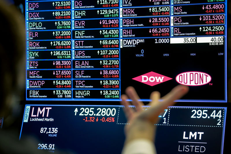 © Reuters. A screen displays the trading information for chemical producer DowDuPont Inc. on the floor at the NYSE in New York