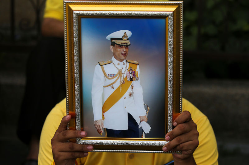 © Reuters. ملك تايلاند يقدم فروض الاحترام لأسلافه قبل تتويجه