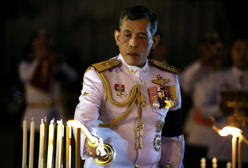 © Reuters. FILE PHOTO: Thailand's Crown Prince Maha Vajiralongkorn attends an event commemorating the death of King Chulalongkorn, known as King Rama V, as he joins people during the mourning of his father, the late King Bhumibol Adulyadej