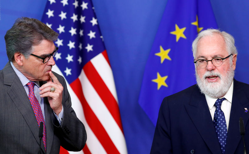 © Reuters. U.S. Energy Secretary Perry and EU Energy Commissioner Canete hold a joint news conference in Brussels