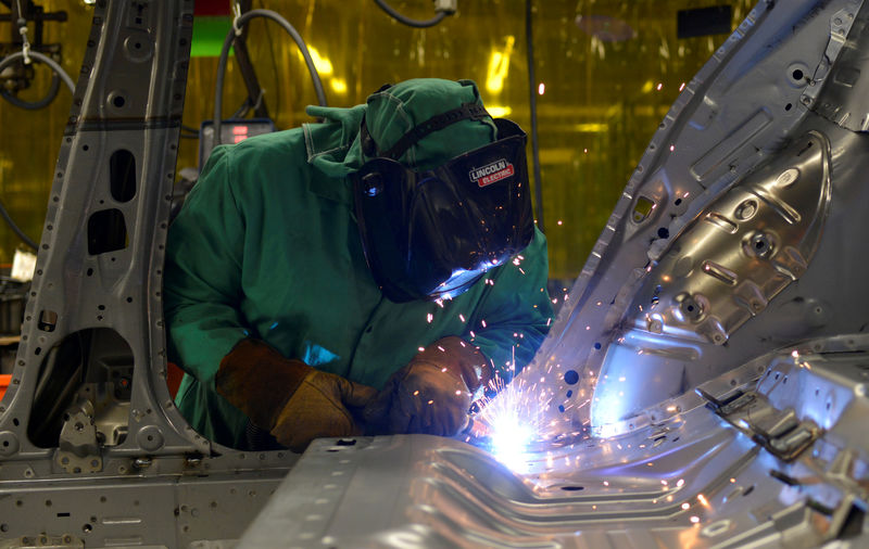 © Reuters. FILE PHOTO: Line workers spot weld parts of the frame on the flex line at Nissan Motor Co's automobile manufacturing plant in Smyrna Tennessee