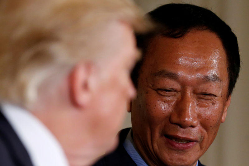 © Reuters. FILE PHOTO: Foxconn's Gou smiles as Trump delivers remarks during a White House event where the Taiwanese electronics manufacturer announced plans to build a $10 billion dollar LCD display panel screen plant in Wisconsin, in Washington