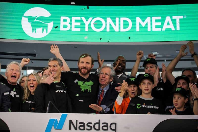 © Reuters. Ethan Brown, founder and CEO, Beyond Meat, and guests ring the opening bell to celebrate his company's IPO at the Nasdaq Market site in New York