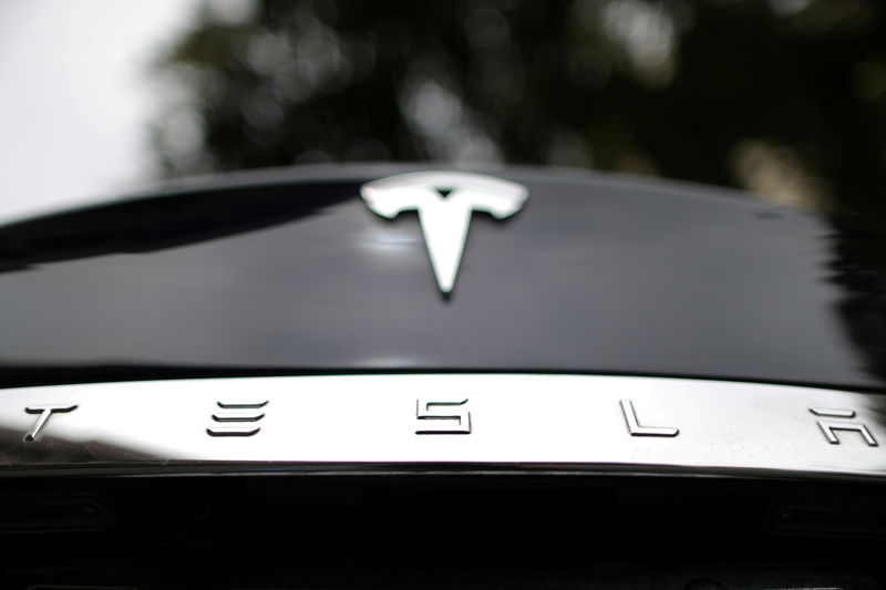 © Reuters. FILE PHOTO: A Tesla car is seen in Santa Monica