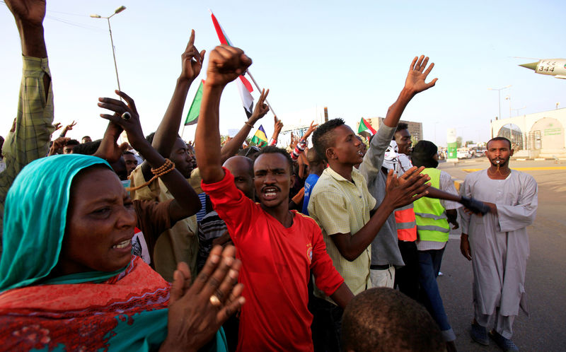 © Reuters. النائب العام السوداني يأمر باستجواب البشير مع تصاعد الاحتجاجات