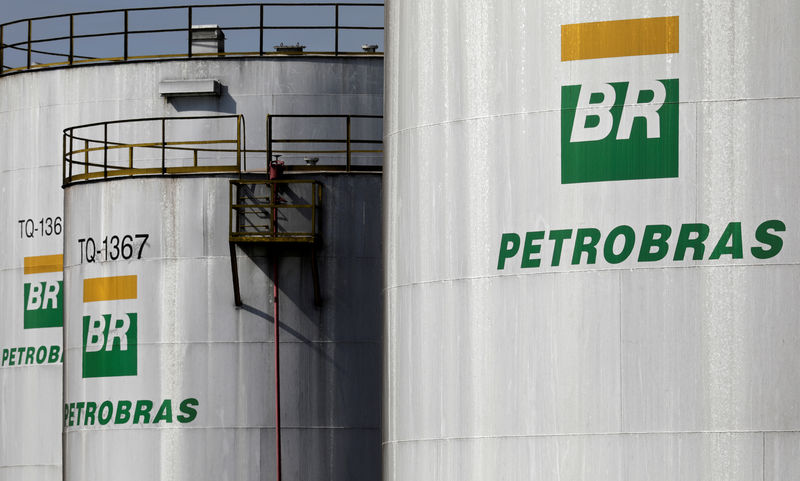 © Reuters. FILE PHOTO: The logo of Brazil's state-run Petrobras oil company is seen on a tank in at Petrobras Paulinia refinery in Paulinia