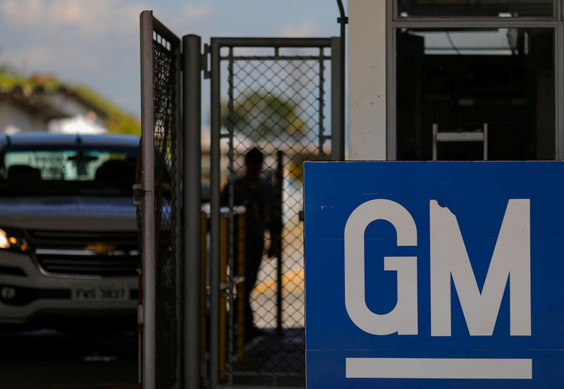 © Reuters. FILE PHOTO: The GM logo is seen at the General Motors plant in Sao Jose dos Campos