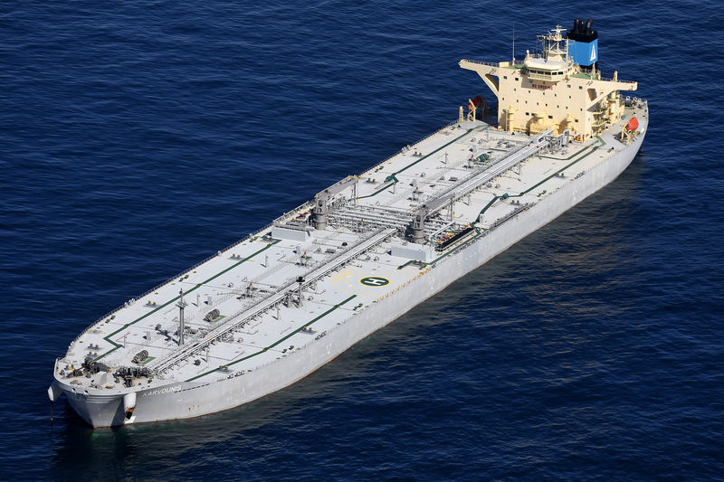 © Reuters. The oil tanker Karvounis lies at anchor stranded off the coast of Louisiana