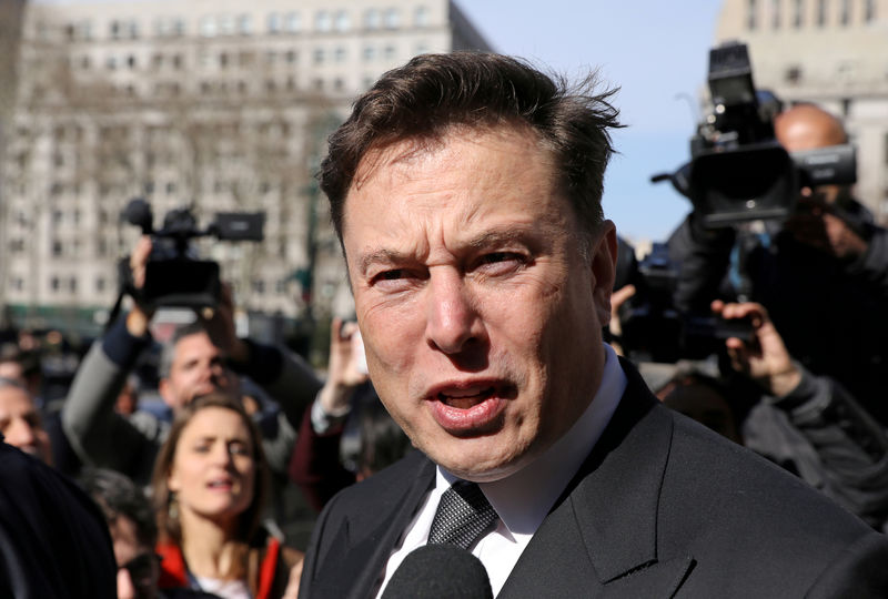 © Reuters. FILE PHOTO: Tesla CEO Elon Musk leaves Manhattan federal court after a hearing on his fraud settlement with the SEC in New York