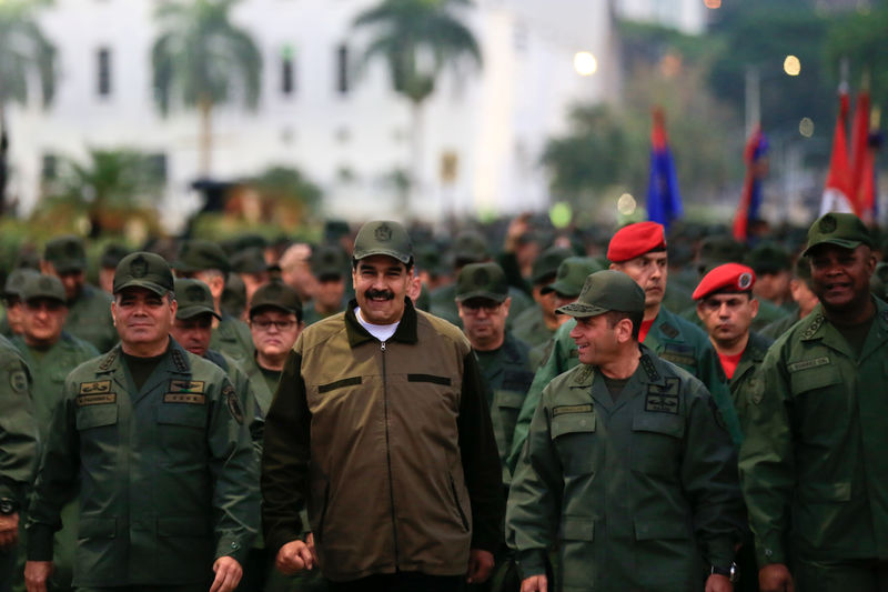 © Reuters. Maduro se presenta junto a mandos militares venezolanos en medio de la crisis