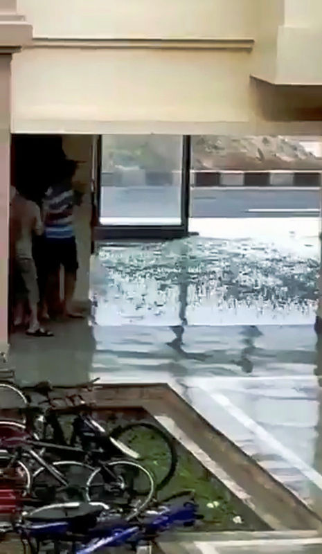 © Reuters. A window glass shatters during Cyclone Fani in Bhubaneswar, Odisha