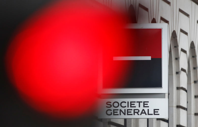 © Reuters. A traffic light shines red near the French bank's Societe Generale's logo in Paris