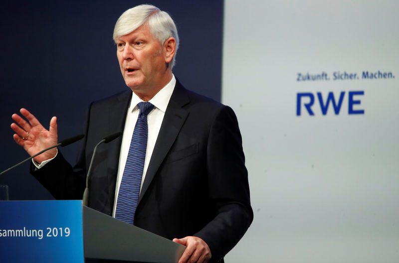 © Reuters. Rolf Martin Schmitz, CEO of RWE, addresses the company's annual shareholder meeting in Essen