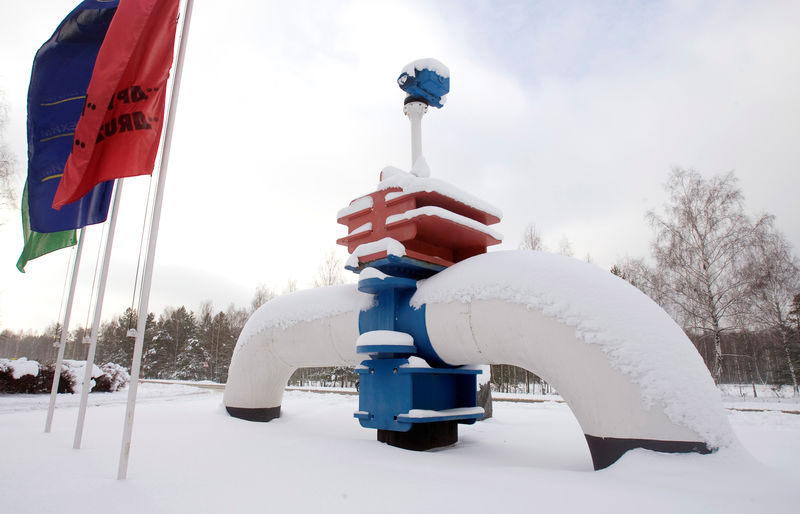 © Reuters. A model of a pipeline is seen at the main entrance to the Gomel Transneft oil pumping station near Mozyr