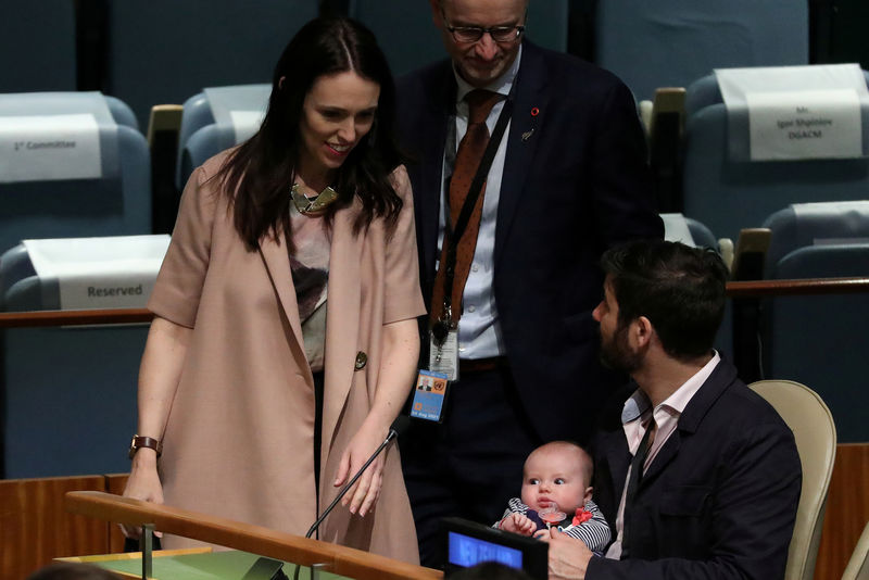 © Reuters. La primera ministra neozelandesa se promete con su pareja y padre de su hija