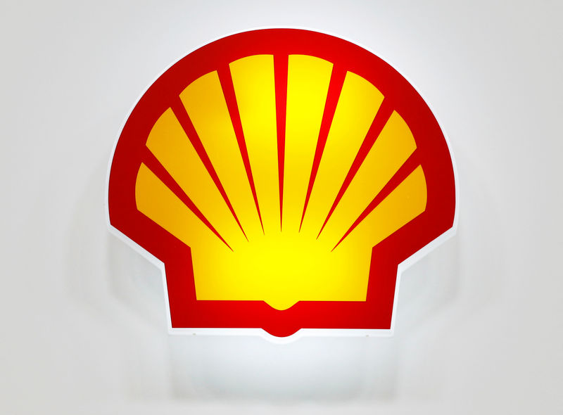 © Reuters. FILE PHOTO: Logo of Shell is seen at the 20th Middle East Oil & Gas Show and Conference (MOES 2017) in Manama