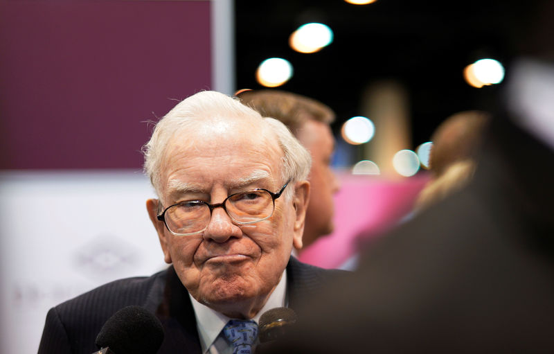 © Reuters. Warren Buffett, CEO of Berkshire Hathaway Inc, talks to a reporter in the exhibit hall at the company's annual meeting in Omaha