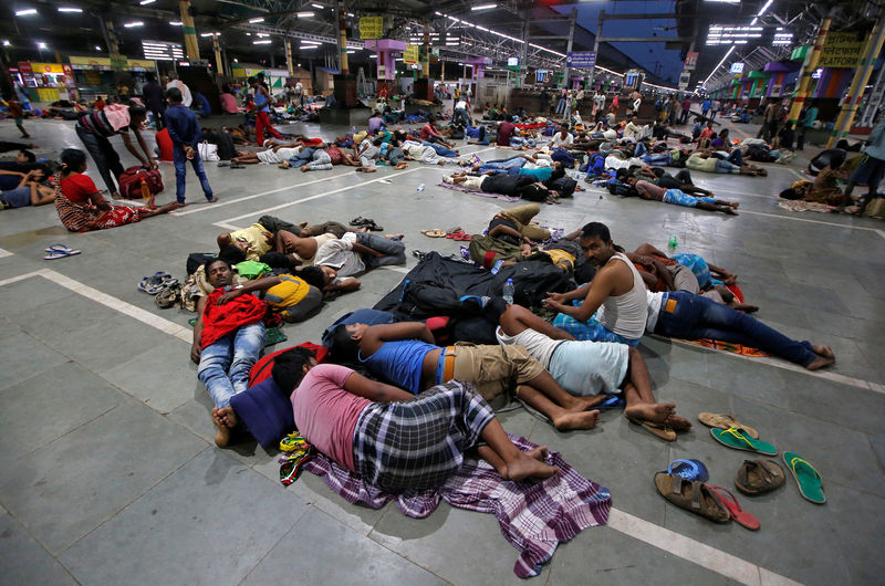 © Reuters. Passageiros presos em estação de trem de Kolkata após cancelamento de viagens devido ao ciclone Fani na Índia