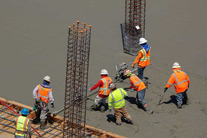 © Reuters. Operários da construção civil trabalham em San Diego, na Califórnia
