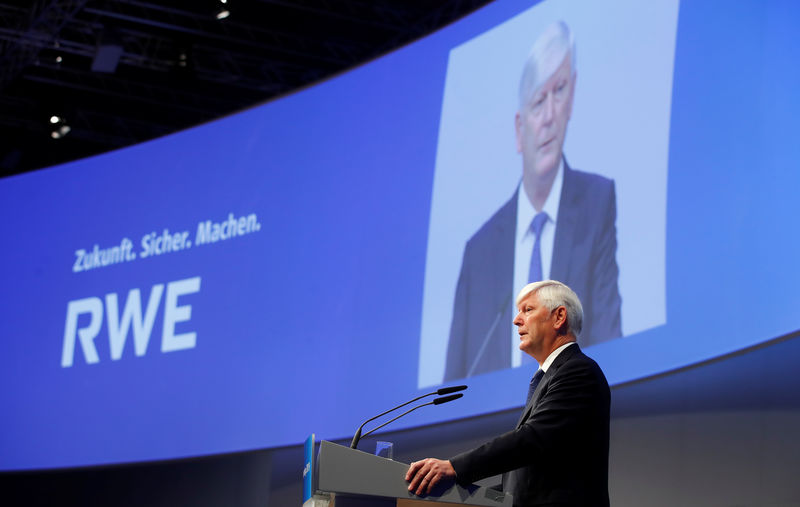 © Reuters. Rolf Martin Schmitz, CEO of RWE, addresses the company's annual shareholder meeting in Essen