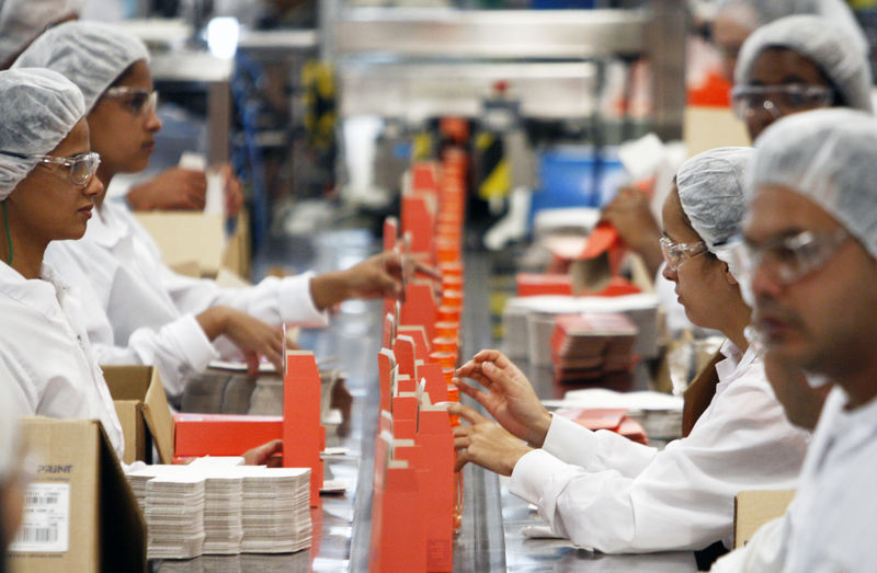 © Reuters. Workers pack cosmetic products into boxes at Natura's factory in Cajamar