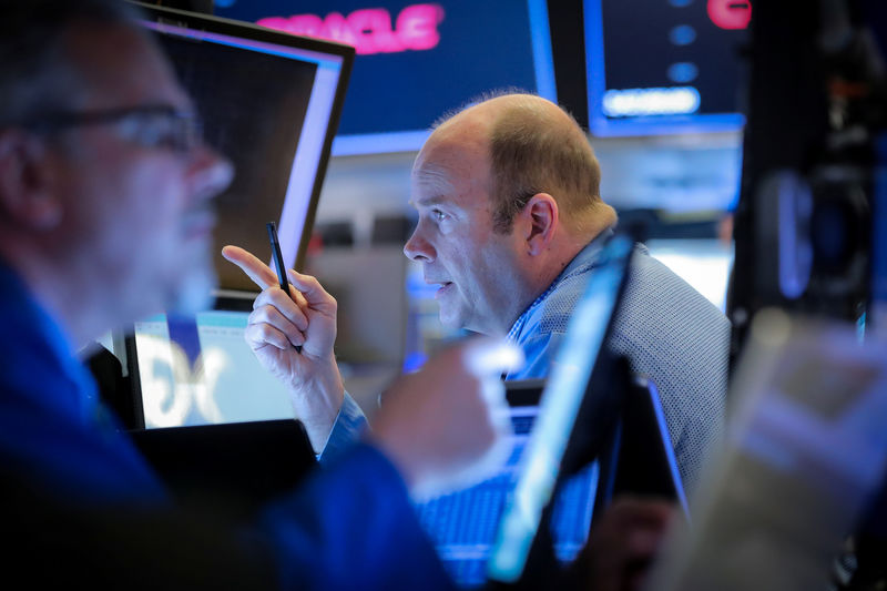 © Reuters. Traders work on the floor at the NYSE in New York