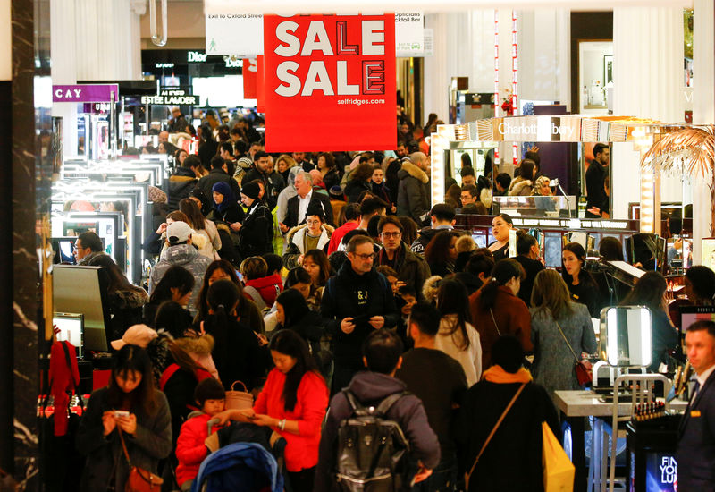 © Reuters. FILE PHOTO: Shoppers are seen inside the Selfridges store on Oxford Street during the Boxing Day sales in central London