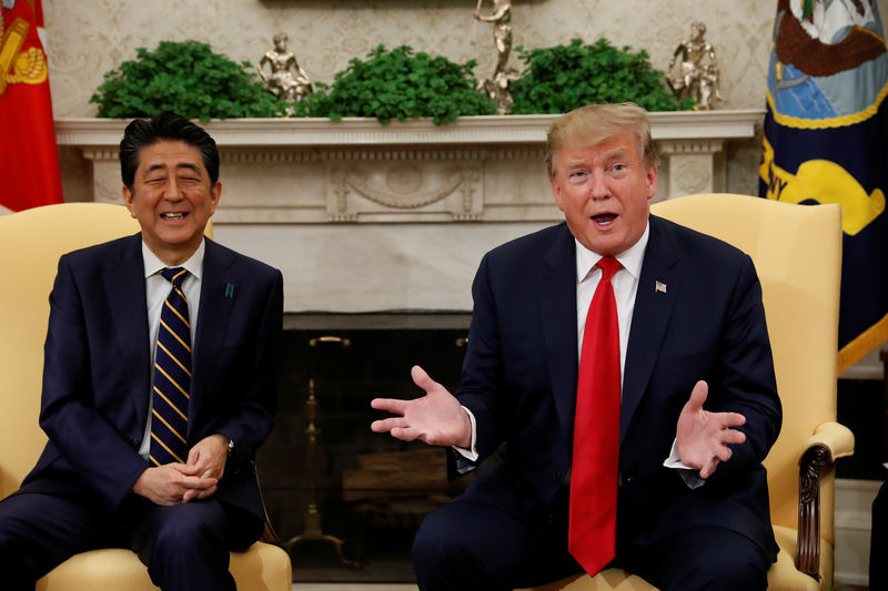 © Reuters. U.S. President Donald Trump meets with Japan's Prime Minister Shinzo Abe in the Oval Office at the White House in Washington