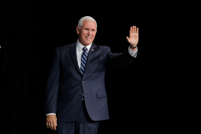 © Reuters. U.S. Vice President Mike Pence acknowledges the audience at the NRA annual meeting in Indianapolis