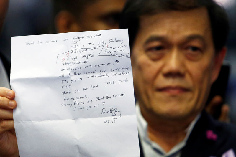 © Reuters. Advogado de Doan Thi Huong mostra carta escrita pela cliente, em entrevista coletiva no aeroporto de Kuala Lumpur