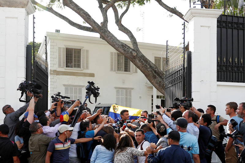 © Reuters. España no permitirá que su embajada en Venezuela se convierta en centro de actividad política