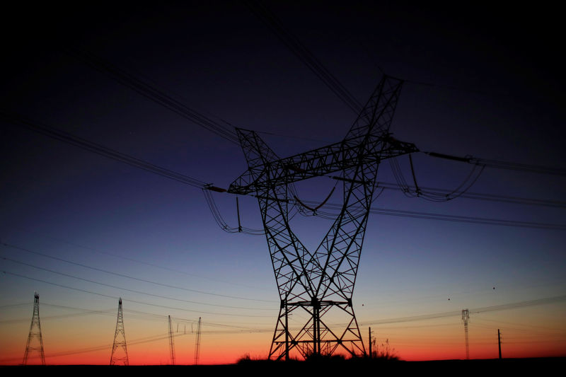 © Reuters. Torres e linhas de transmissão de energia em Brasília