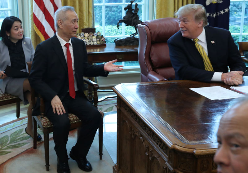 © Reuters. U.S. President Donald Trump meets with China's Vice Premier Liu at the White House in Washington,