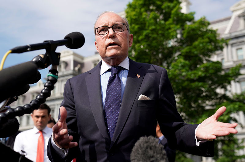 © Reuters. FILE PHOTO: Larry Kudlow speaks at the White House in Washington