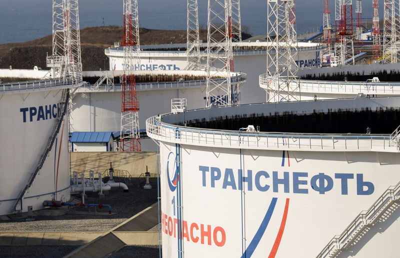 © Reuters. A general view of oil tanks in the Transneft – Kozmino Port near the far eastern town of Nakhodka