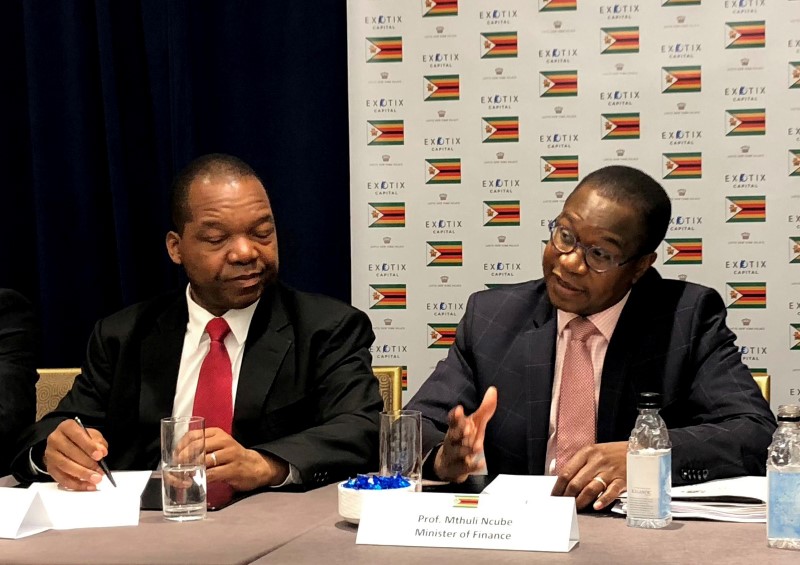 © Reuters. FILE PHOTO: Reserve Bank of Zimbabwe Governor Mangudya and ZimbabweÕs Finance Minister Ncube brief reporters in New York