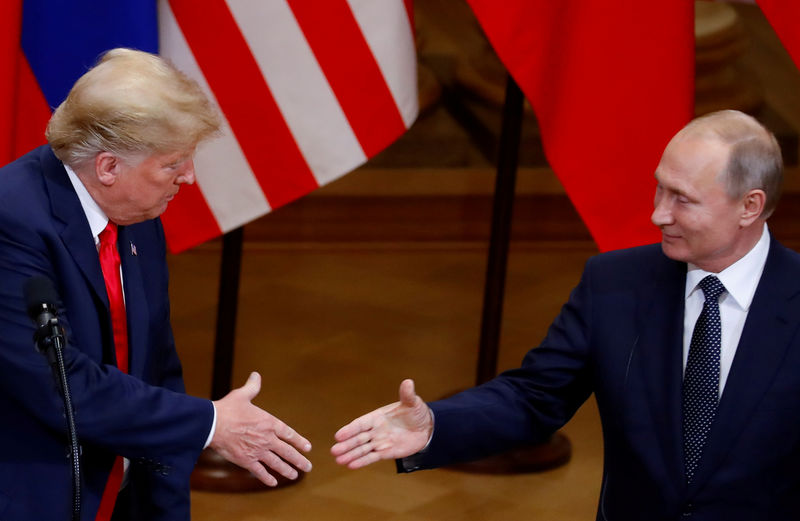 © Reuters. O presidente dos Estados Unidos, Donald Trump, e o presidente russo, Vladimir Putin, durante coletiva de imprensa após reunião na Finlândia