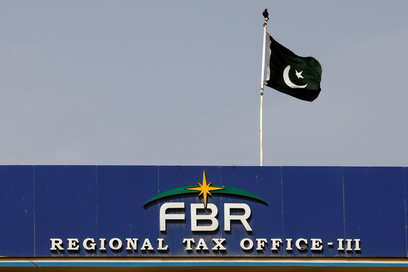 © Reuters. FILE PHOTO: The national flag is seen on the Federal Board of Revenue (FBR) office building in Karachi