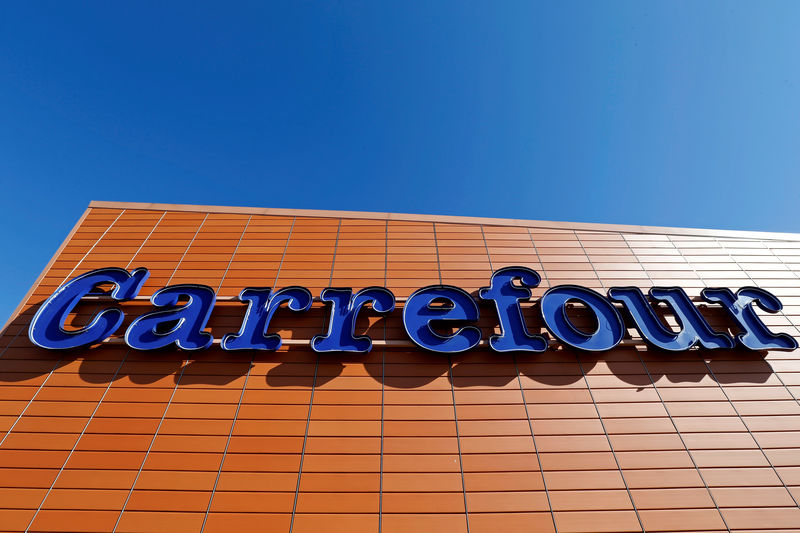 © Reuters. FILE PHOTO: A Carrefour logo is seen on a Carrefour Hypermarket store in Toulouse