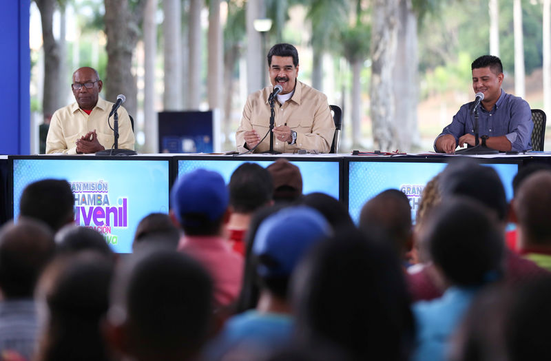 © Reuters. Venezuela's President Nicolas Maduro smiles while he speaks during a meeting with youths in Caracas