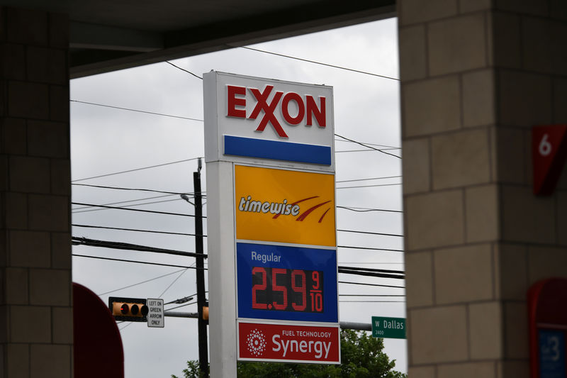 © Reuters. An Exxon gas station is seen in Houston
